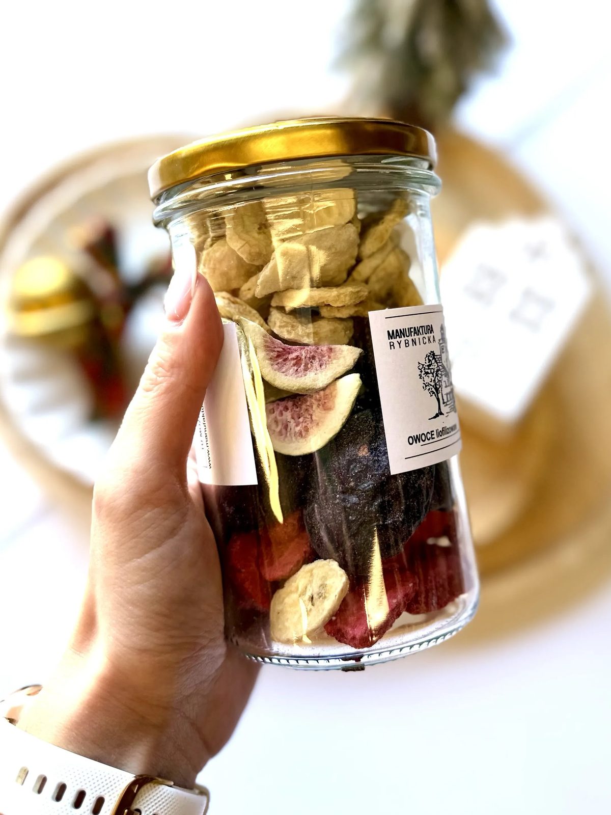Świąteczna kompozycja owoców liofilizowanych - słoik 70 g w dłoni